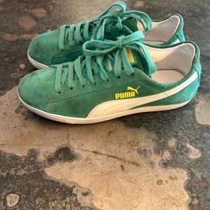 Super cute, green suede, Retro Pumas, size 6.5